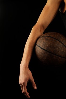 Basketbolcu topu tutuyor