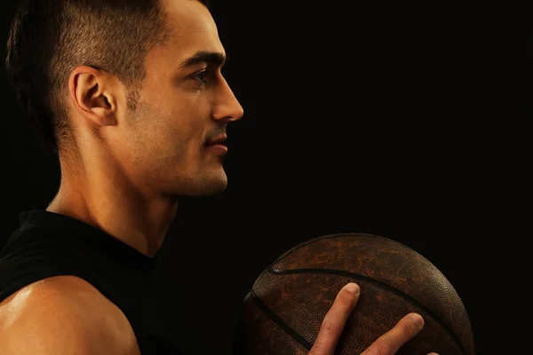 Jogador de basquete segurando bola Fotos De Bancos De Imagens Sem Royalties