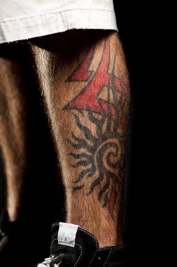 iki genç erkek bacak üzerinde dövme