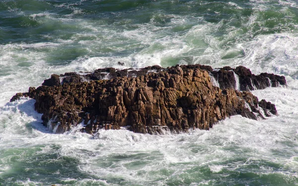 Темные Скалы Океане Волнами Разбивающимися Над Ними — стоковое фото