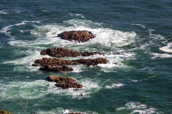 Dunkle Felsen Ozean Über Die Wellen Brechen — Stockfoto
