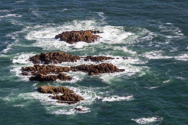 Dunkle Felsen Ozean Über Die Wellen Brechen — Stockfoto