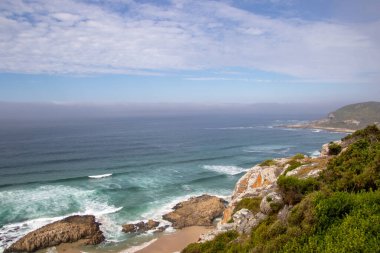 Güney Afrika 'daki Bahçe Yolu' ndaki Robberg Doğa Rezervi 'nin kayalık ve sisli kıyı şeridi.