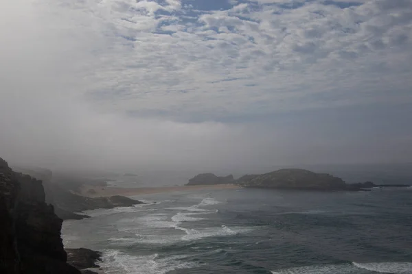 Güney Afrika 'daki Bahçe Yolu' ndaki Robberg Doğa Rezervi 'nin kayalık ve sisli kıyı şeridi.