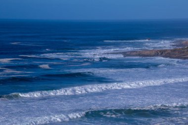 Atlantik Okyanusu 'ndan gelen dalgalar Afrika' nın güney tarafına doğru akar.