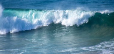 Atlantik Okyanusu 'ndan gelen dalgalar Afrika' nın güney tarafına doğru akar.