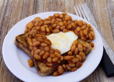 Domates soslu fırında fasulye ve kızarmış yumurta. 