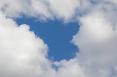 Bulutlarda görünen şekiller ve yüzler