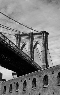 Brooklyn Köprüsü ve ambar