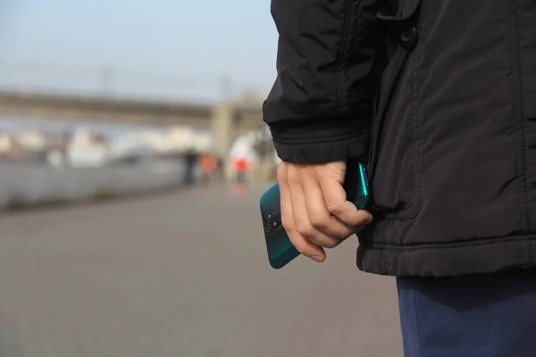 Buluşmadan önce akıllı telefonu elinde tutan adamın dikiz görüntüsü 