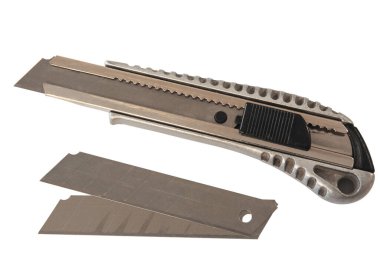 Kağıt ve karton kesmek için kırtasiye bıçağı, beyaz arka planda. 