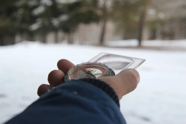 Yönlendirici pusula, kışın manyetik pusula. 