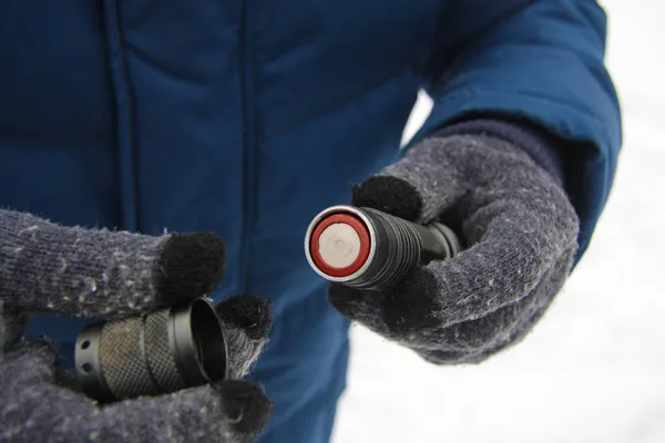 Mudando Bateria Lanterna Preta Inverno Imagem De Stock