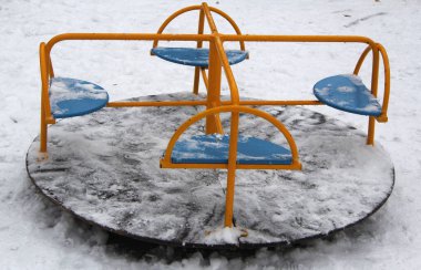Parktaki çocuk atlıkarıncasında kışın 