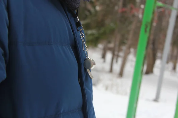 Giovane Uomo Entra Sport Parco Cittadino Una Fredda Giornata Invernale — Foto Stock