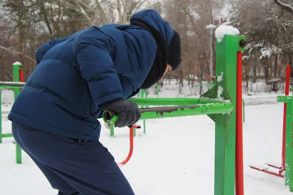 Adam Rusya 'da kışın simülatörde spor yapmaya çalışıyor. 