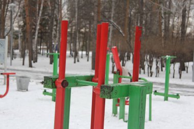 Açık hava eğitimi için spor sahası. Parkta. 