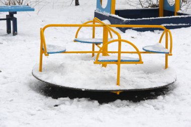 Oyun parkı. Çocuklar için. Parkta sonbahar 