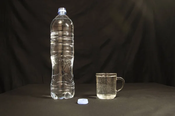 Świeża Woda Szklance Wody Kubek Butelka — Zdjęcie stockowe