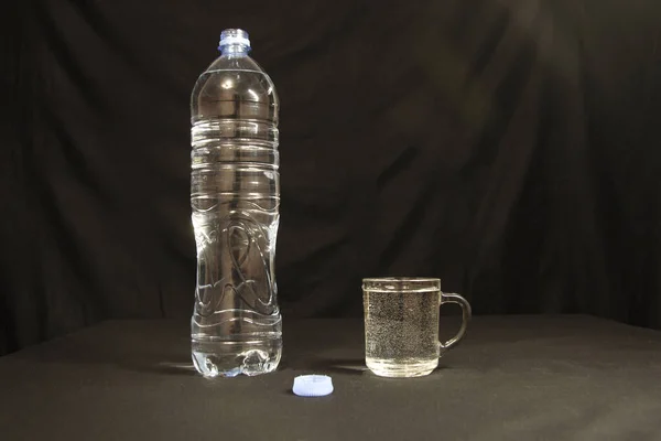 Eau Fraîche Dans Verre Eau Une Tasse Bouteille — Photo