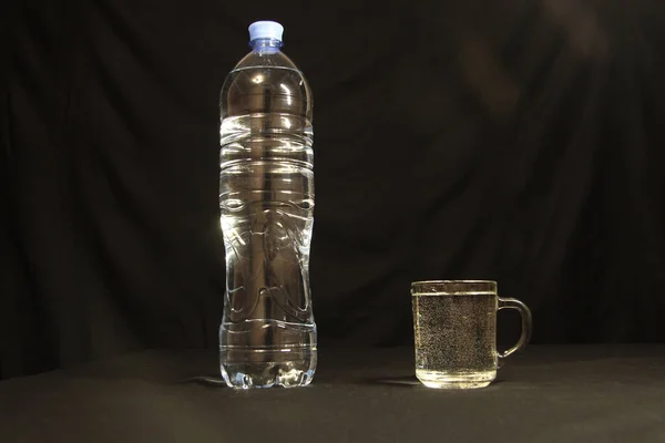 Caneca Transparente Com Água Mesa — Fotografia de Stock