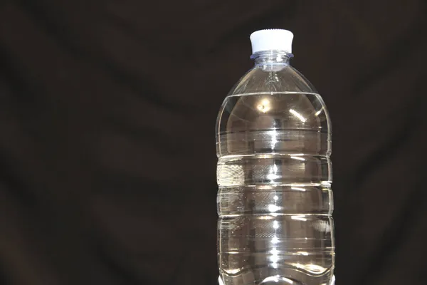 Plastic Fles Met Water Zwarte Achtergrond — Stockfoto