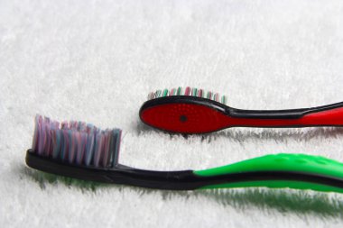 Ağız temizliği. Beyaz havlu üzerinde diş fırçası 