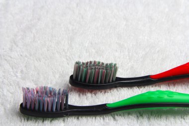 Ağız temizliği. Beyaz havlu üzerinde diş fırçası 