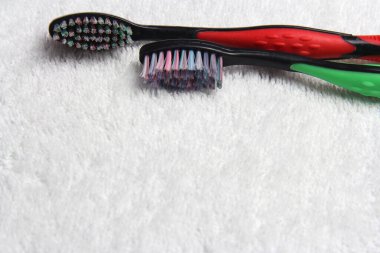 Ağız temizliği. Beyaz havlu üzerinde diş fırçası 