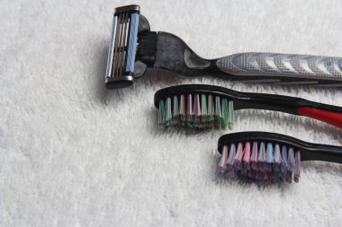 Ağız temizliği. Beyaz havlu üzerinde diş fırçası 