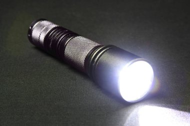 Gri arka planda el feneri. Erkekler için el feneri 