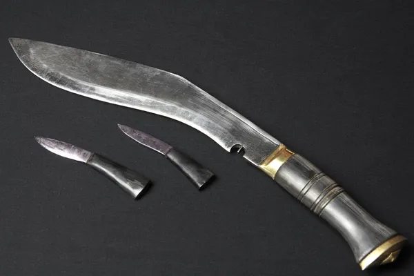 Kukri Mes Een Platte Zwarte Tafel Staalarmen — Stockfoto