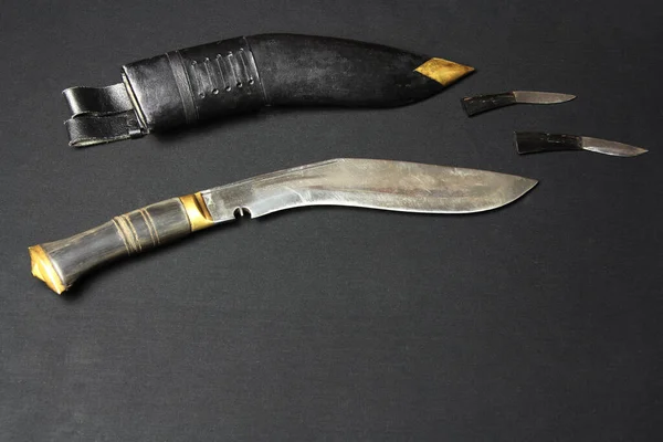 Kukri Mes Een Platte Zwarte Tafel Staalarmen — Stockfoto