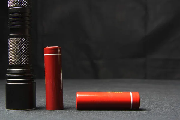 金属リチウムイオン電池 懐中電灯の充電 ロイヤリティフリーのストック画像