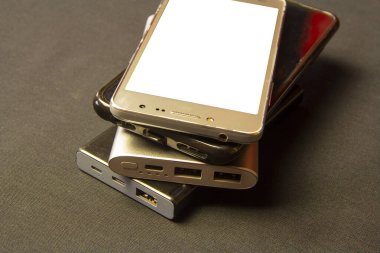 Akıllı telefonu şarj etmek için harici pil 
