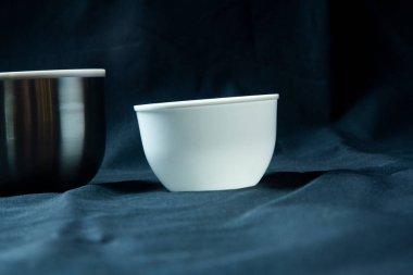 Gümüş renkli metal termos. Termostan sıcak çay 