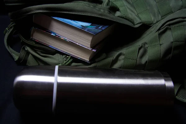 Grüner Rucksack Und Bücher Auf Dunklem Hintergrund — Stockfoto