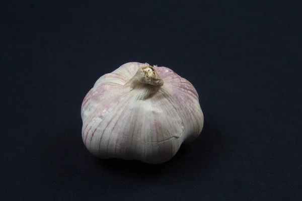 Koyu arkaplanda Çin sarımsağı. Doğal antibiyotik. 