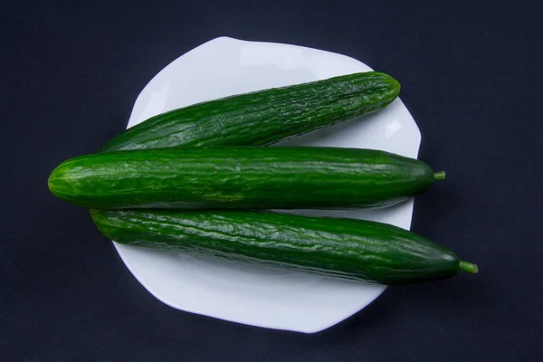 Siyah Arka Planda Yeşil Salatalık Sebzeler — Stok fotoğraf