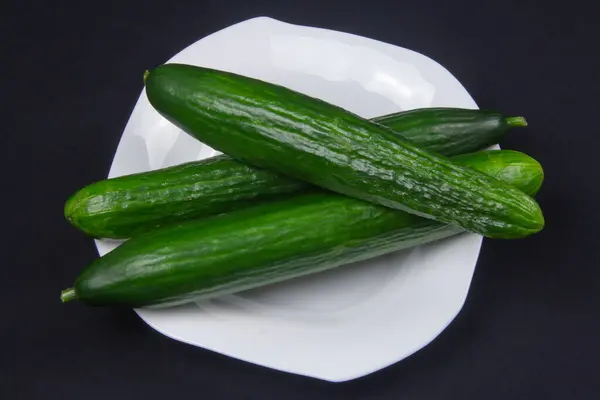 Beyaz Tabakta Yeşil Salatalıklar — Stok fotoğraf