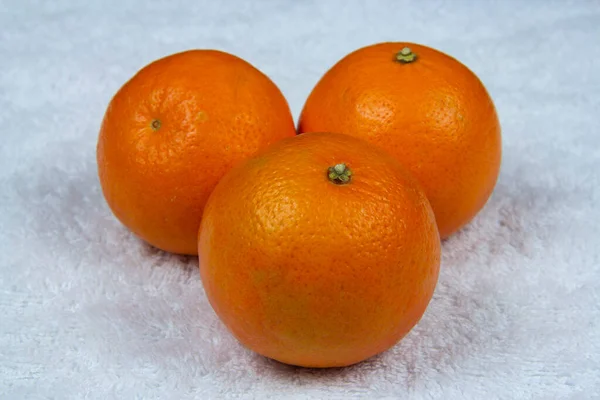 Mandarinas Maduras Sobre Una Toalla Rizo Blanco —  Fotos de Stock