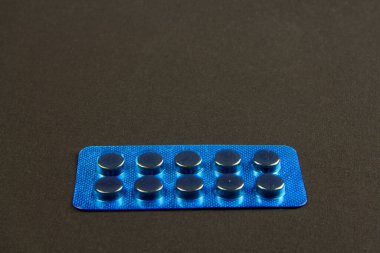 Pakette aktive edilmiş karbon. Siyah haplar 