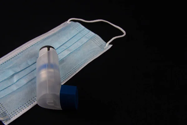 Topeng Medis Dan Inhaler Untuk Penyakit Paru Paru — Stok Foto