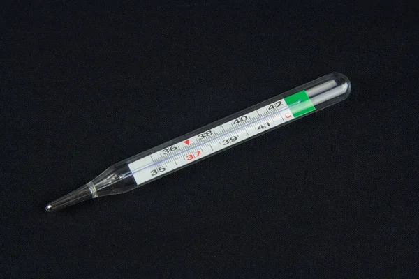 测量体温的汞医疗温度计 — 图库照片