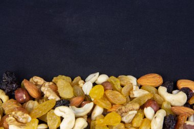 Meyve ve fındık karışımı. Fıstık, kuru üzüm, kuru meyve. 