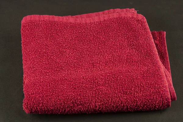 Uma Toalha Vermelha Fica Banheiro — Fotografia de Stock