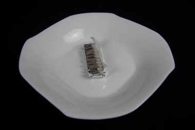 Sakız beyaz tabakta beyazdır.