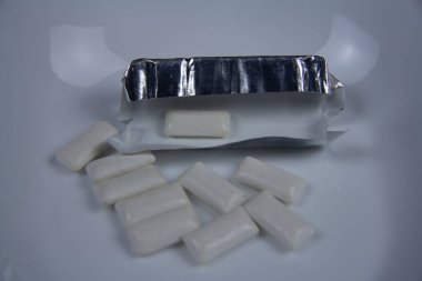 Sakız beyaz tabakta beyazdır.