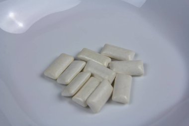 Sakız beyaz tabakta beyazdır.