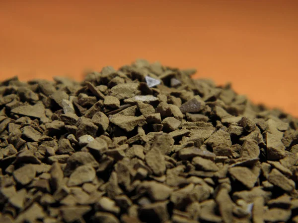 Dağılmış granüllü kahve. Süpermarketten kahve taneleri.